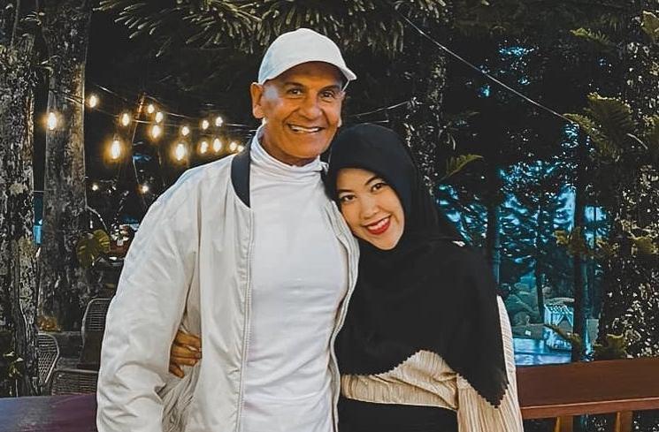 Artis yang menikah dengan jarak usia jauh (Instagram/@santiasokamala)
