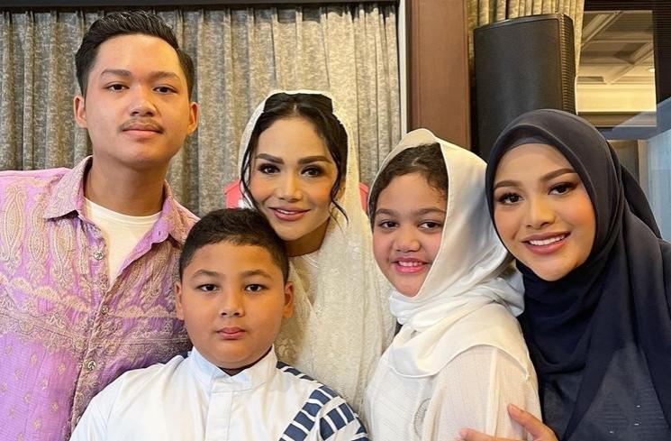 Potret Kedekatan Krisdayanti dan Azriel (instagram/krisdayantilemos)