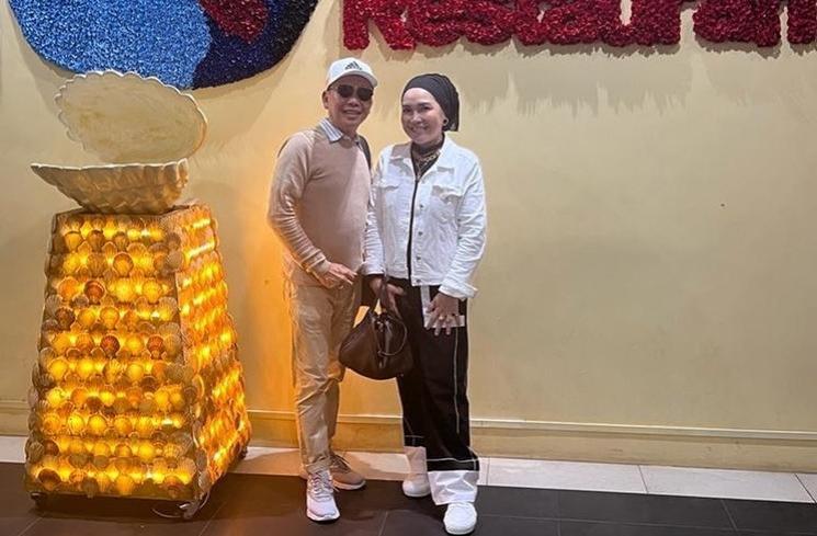 Gaya Mentereng Umi Kalsum Ibu Ayu Ting Ting (instagram/@mom_ayting92_)