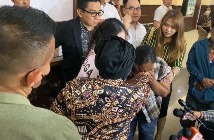 Momen Ibunda Dewi Perssik bertemu haters anaknya (Matamata.com/Adiyoga Priyambodo)