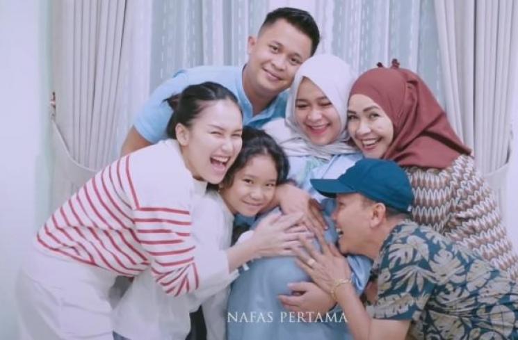 Momen Persalinan Syifa Adik Ayu Ting Ting (Instagram/syifaasyifaaa)