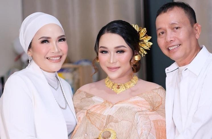 Gaya Mentereng Umi Kalsum Ibu Ayu Ting Ting (instagram/@mom_ayting92_)