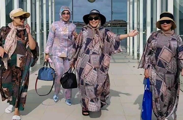 Gaya Mentereng Umi Kalsum Ibu Ayu Ting Ting (instagram/@mom_ayting92_)