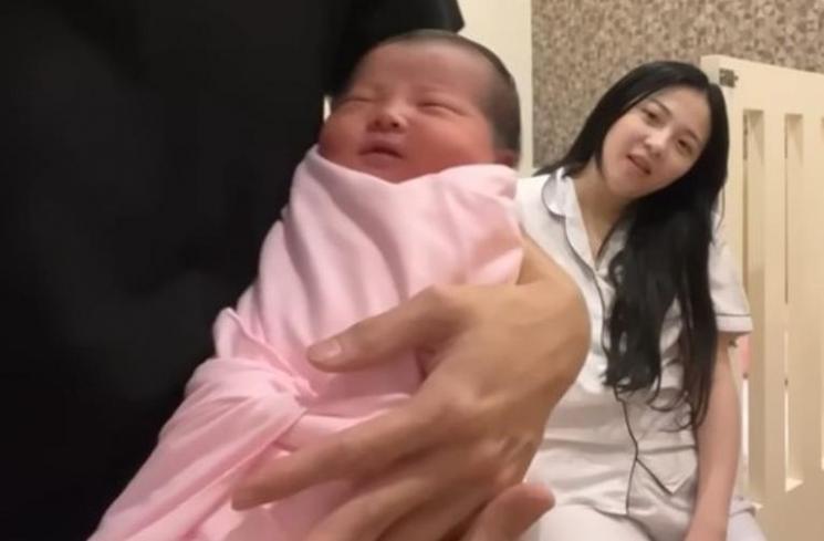 Potret Baby Avelina Anak Vincent Raditya. (YouTube/ Vincent Raditya)