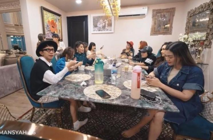 Potret Artis di Open House Istana Cinere. (YouTube/ The Hermansyah A6)