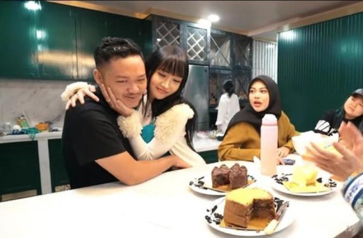 Potret Artis di Open House Istana Cinere. (YouTube/ The Hermansyah A6)