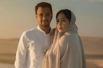8 Potret Nagita Slavina di Gurun Pasir Tampil Cantik dengan Kaftan