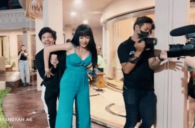 Potret Artis di Open House Istana Cinere. (YouTube/ The Hermansyah A6)