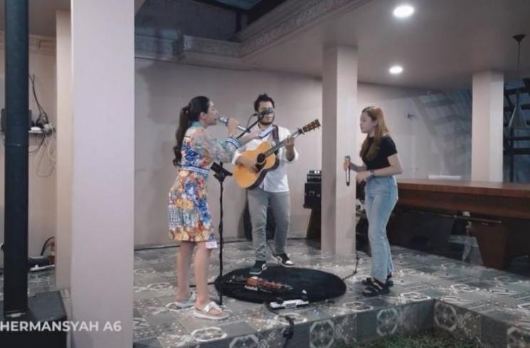 Potret Artis di Open House Istana Cinere. (YouTube/ The Hermansyah A6)