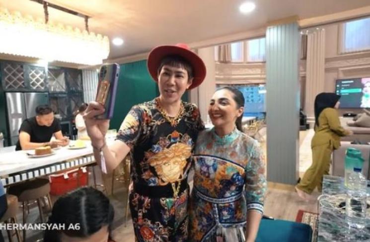 Potret Artis di Open House Istana Cinere. (YouTube/ The Hermansyah A6)