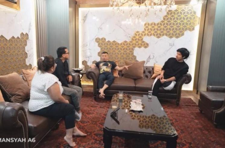 Potret Artis di Open House Istana Cinere. (YouTube/ The Hermansyah A6)