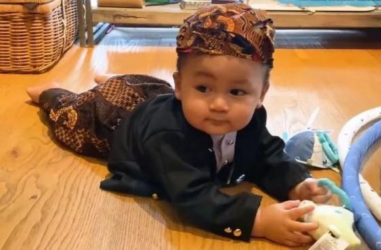 Potret bayi artis pakai blangkon (YouTube/ChelzeaNail)