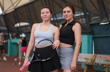 10 Gaya Kece Seleb Pakai Baju Tenis, Tetap Memukau Meski Keringetan