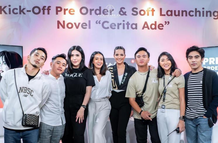 Potret Nia Ramadhani soft launching novel. (Instagram/ramadhaniabakrie)