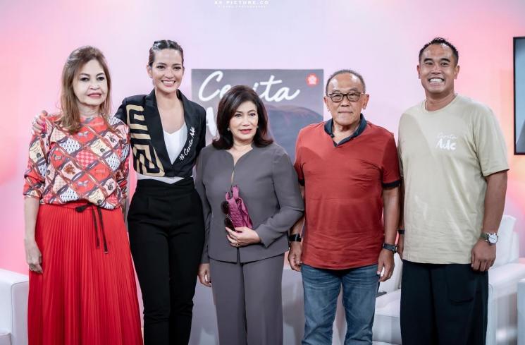Potret Nia Ramadhani soft launching novel. (Instagram/ramadhaniabakrie)