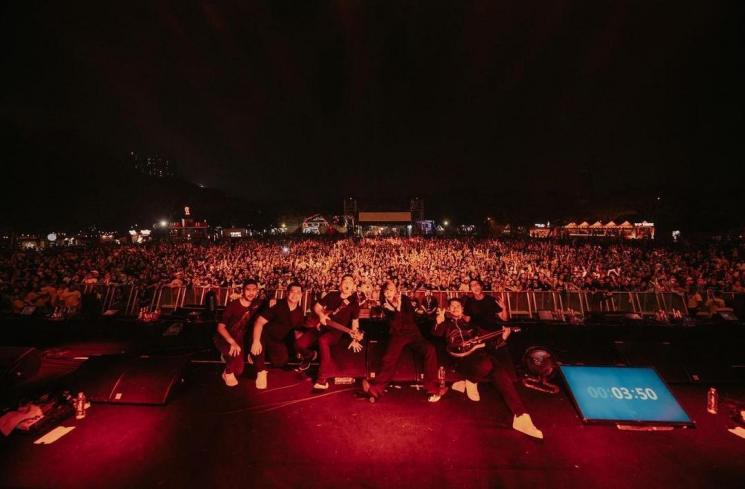 Gaya Atraktif Isyana Sarasvati di Soundrenaline 2022. (Instagram/isyanasarasvati)