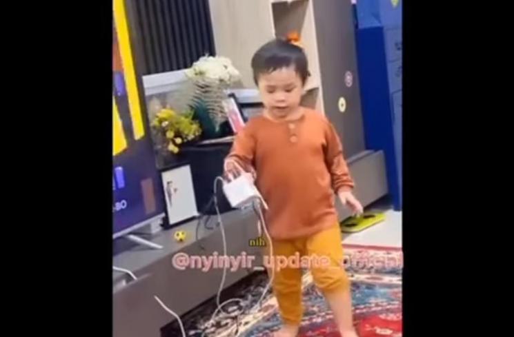 Gala Sky pegang alat listrik gegara disuruh Fuji (Instagram/@rumpi_gosip)