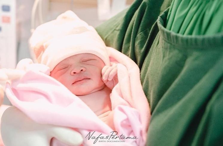 Potret Baby Sumehra Putri Syifa Adik Ayu Ting Ting (instagram/@syifaasyifaaa)