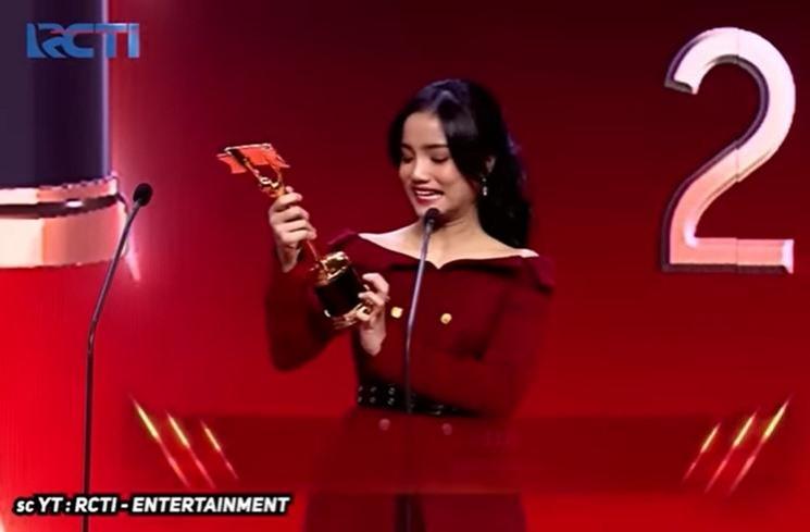 Momen Fuji Dapat Penghargaan. (YouTube/Fuji an)