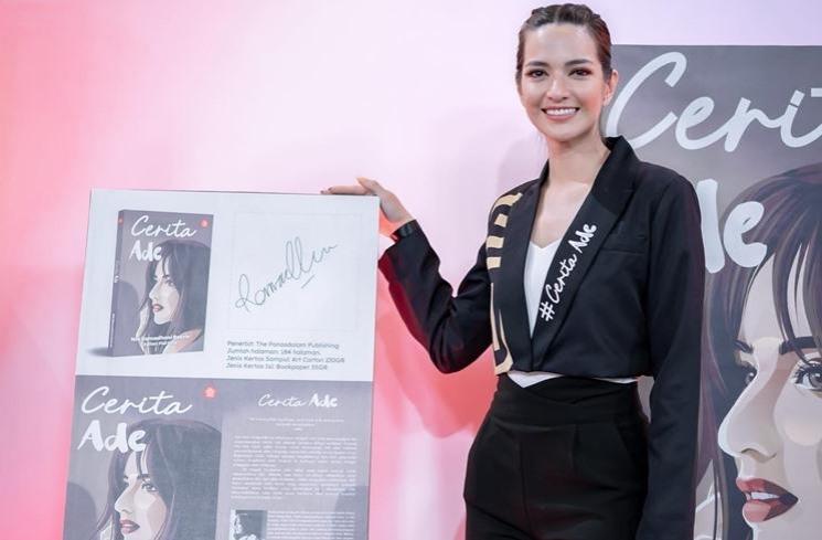 Potret Nia Ramadhani soft launching novel. (Instagram/@ramadhaniabakrie)