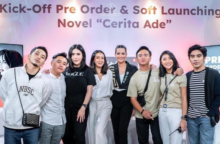 Potret Nia Ramadhani soft launching novel. (Instagram/@ramadhaniabakrie)