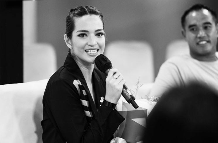 Potret Nia Ramadhani soft launching novel. (Instagram/@ramadhaniabakrie)