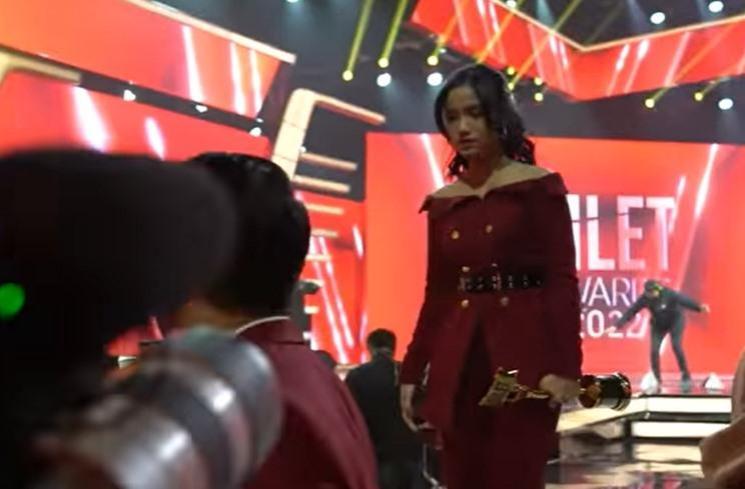 Momen Fuji Dapat Penghargaan. (YouTube/Fuji an)