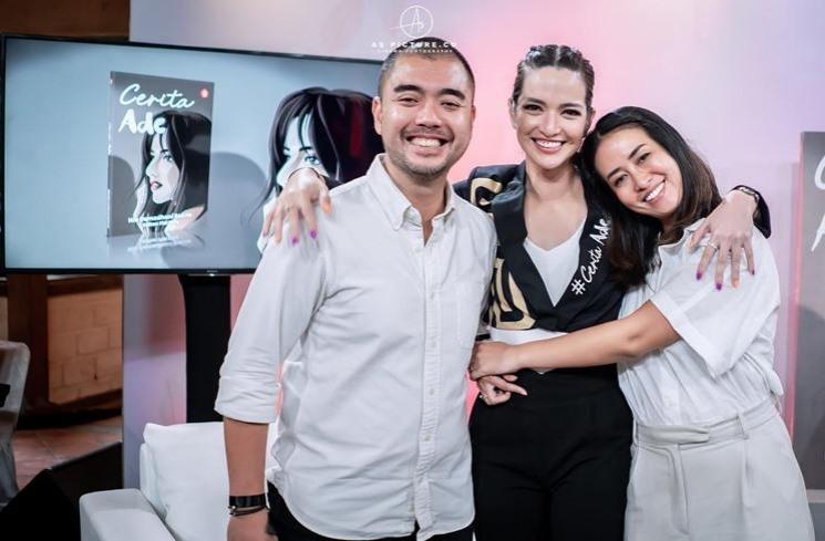 Potret Nia Ramadhani soft launching novel. (Instagram/@ramadhaniabakrie)
