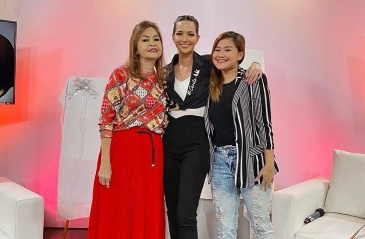 Potret Nia Ramadhani soft launching novel. (Instagram/@ramadhaniabakrie)