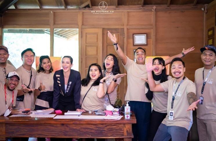 Potret Nia Ramadhani soft launching novel. (Instagram/@ramadhaniabakrie)