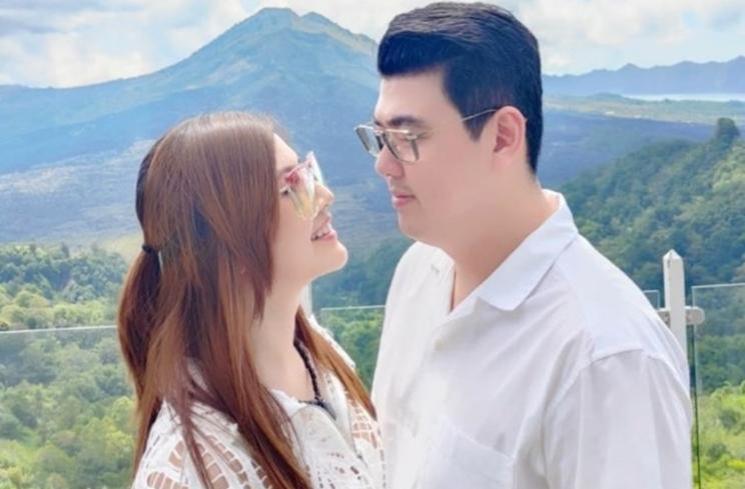 Potret Asty Ananta dan Suami Tajir (instagram/@asty_ananta)