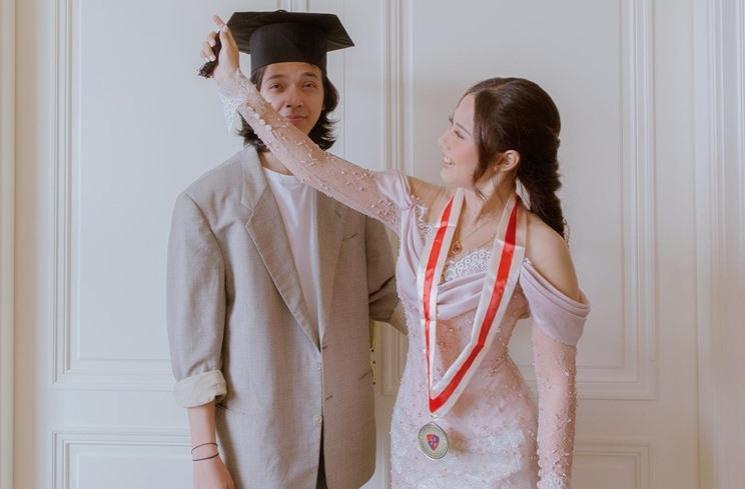 Momen Nadin Amizah wisuda. (Instagram/@cakecaine)