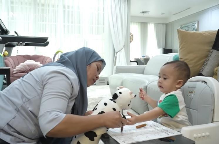 Potret Gemas Rayyanza saat Belajar (YouTube/BUND Lifetainment)