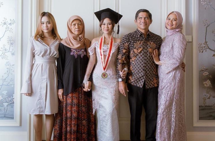Momen Nadin Amizah wisuda. (Instagram/@cakecaine)