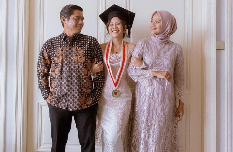 Momen Nadin Amizah wisuda. (Instagram/@cakecaine)