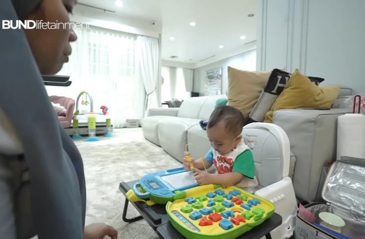 Potret Gemas Rayyanza saat Belajar (YouTube/BUND Lifetainment)