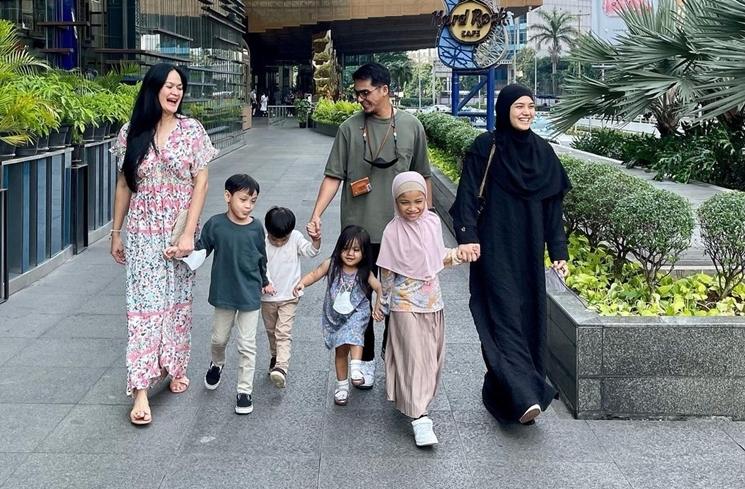 Potret Donna Harun Bareng 4 Cucu (Instagram/@donnaharunofficial)