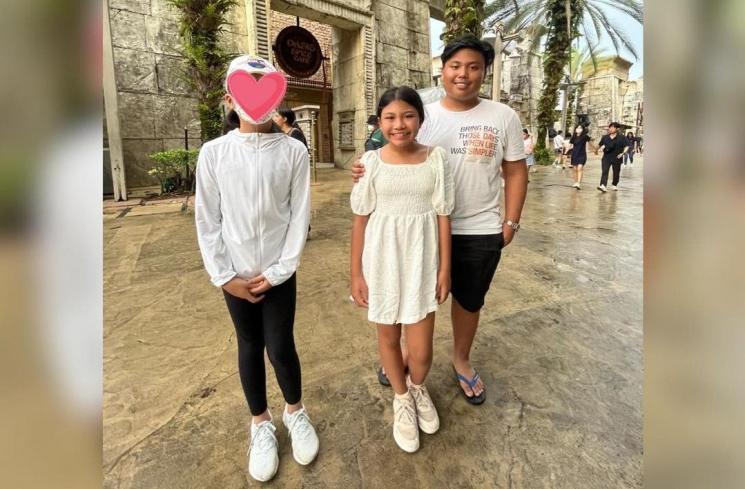 Momen Aisha Anak Denada Liburan di Universal Studio Singapura. (Instagram/denadaindonesia)