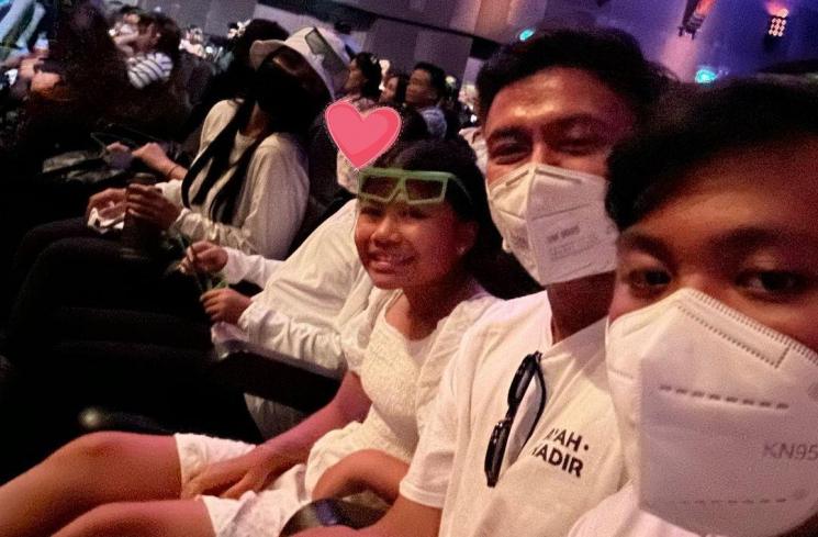 Momen Aisha Anak Denada Liburan di Universal Studio Singapura. (Instagram/denadaindonesia)