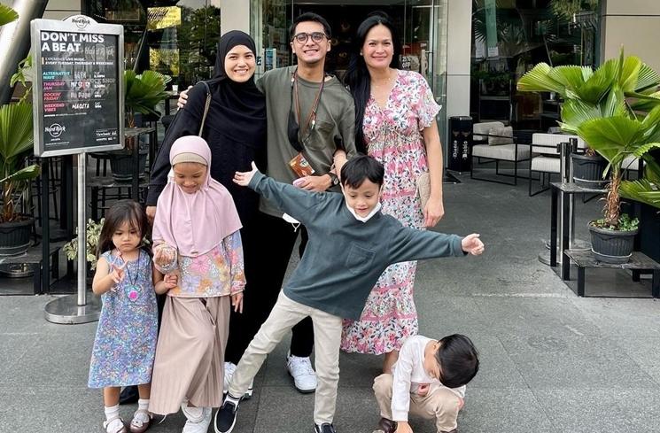 Potret Donna Harun Bareng 4 Cucu (Instagram/@donnaharunofficial)