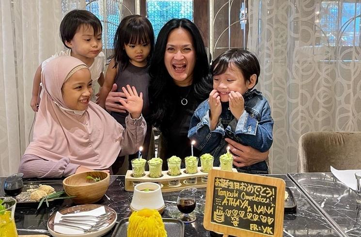 Potret Donna Harun Bareng 4 Cucu (Instagram/@donnaharunofficial)