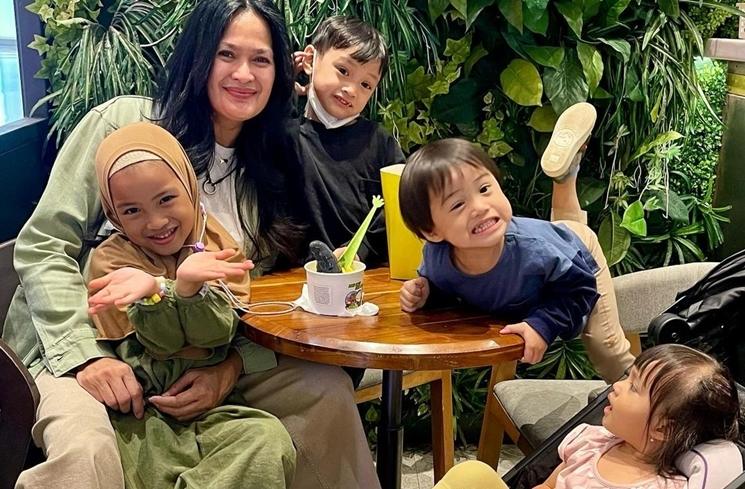 Potret Donna Harun Bareng 4 Cucu (Instagram/@donnaharunofficial)