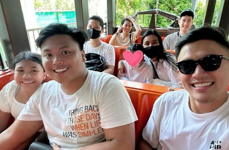 Momen Aisha Anak Denada Liburan di Universal Studio Singapura. (Instagram/denadaindonesia)