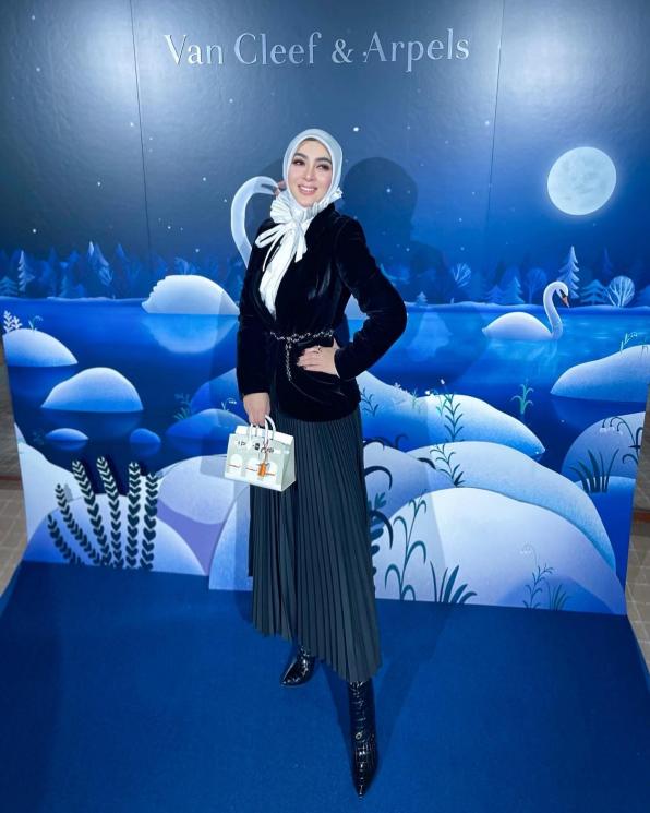 Potret Syahrini asyik belanja berlian. (Instagram/@princessyahrini)