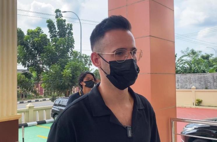 Antonio Dedola, Pacar Nikita Mirzani di Pengadilan Negeri Serang. (MataMata.com/Adiyoga Priyambodo)