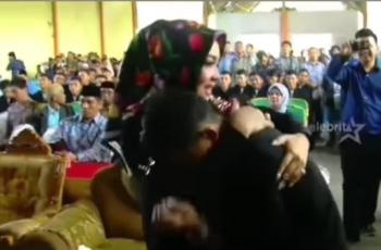 Rakha Stevhira Peluk Syahrini Duluan daripada Rina saat Wisuda, Bukti Ibu Kandung?