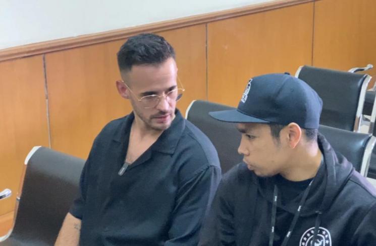 Antonio Dedola, Pacar Nikita Mirzani di Pengadilan Negeri Serang. (MataMata.com/Adiyoga Priyambodo)