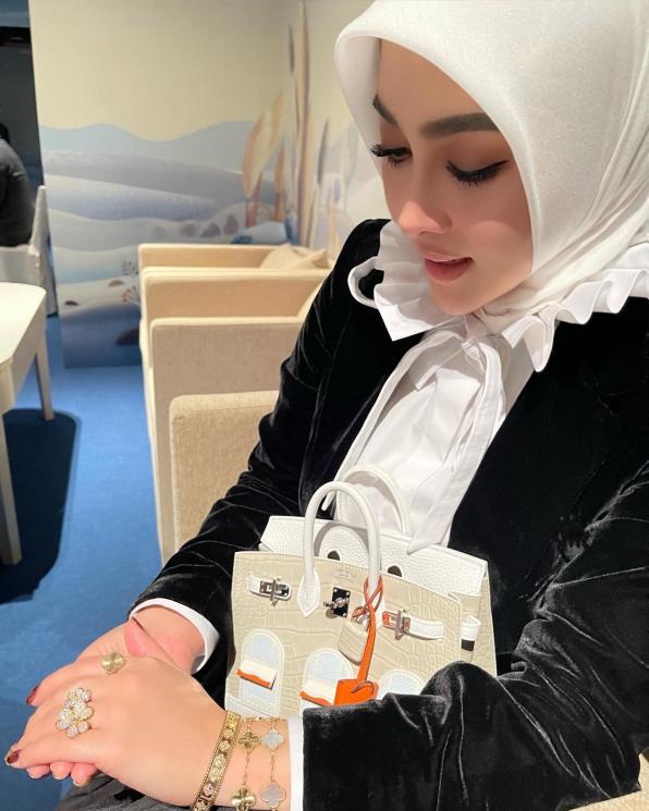 Potret Syahrini asyik belanja berlian. (Instagram/@princessyahrini)