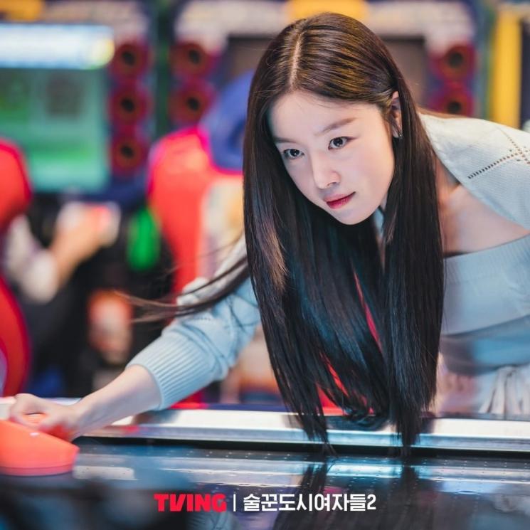 Pesona Han Sun Hwa di Work Later Drink Now Season 2 (Instagram/@tving.official)