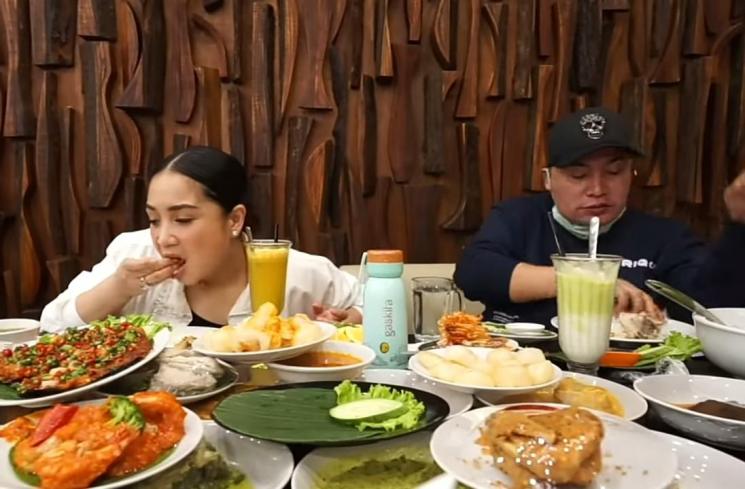 Momen Nagita Slavina Jadi Pelayan Restoran Padang (YouTube/Rans Entertainment)